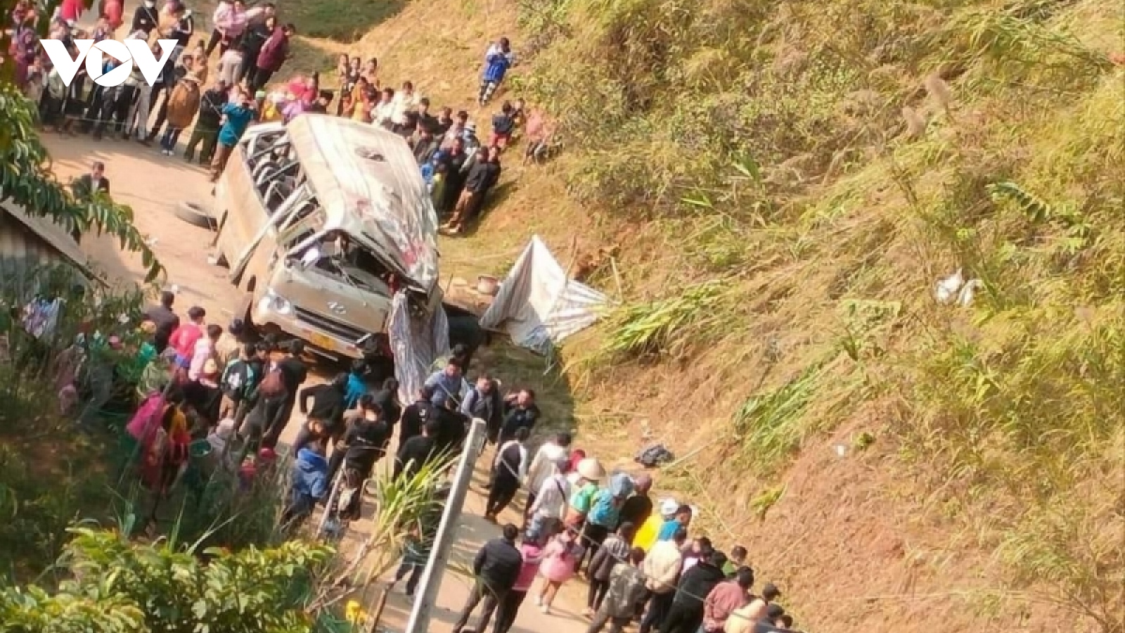 Car with 18 people on board falls off ravine, 3 killed, 4 injured